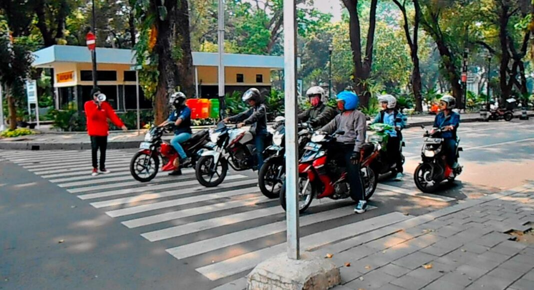 Aksi Nekat Orang (VectroID) Menegur Pengendara Di Zebra Cross