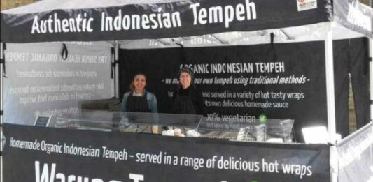 William Mitchell, Bule Yang Buka Warung Tempeh Di Inggris ! Warung Tempeh Milik Bule William Mitchell Di London
