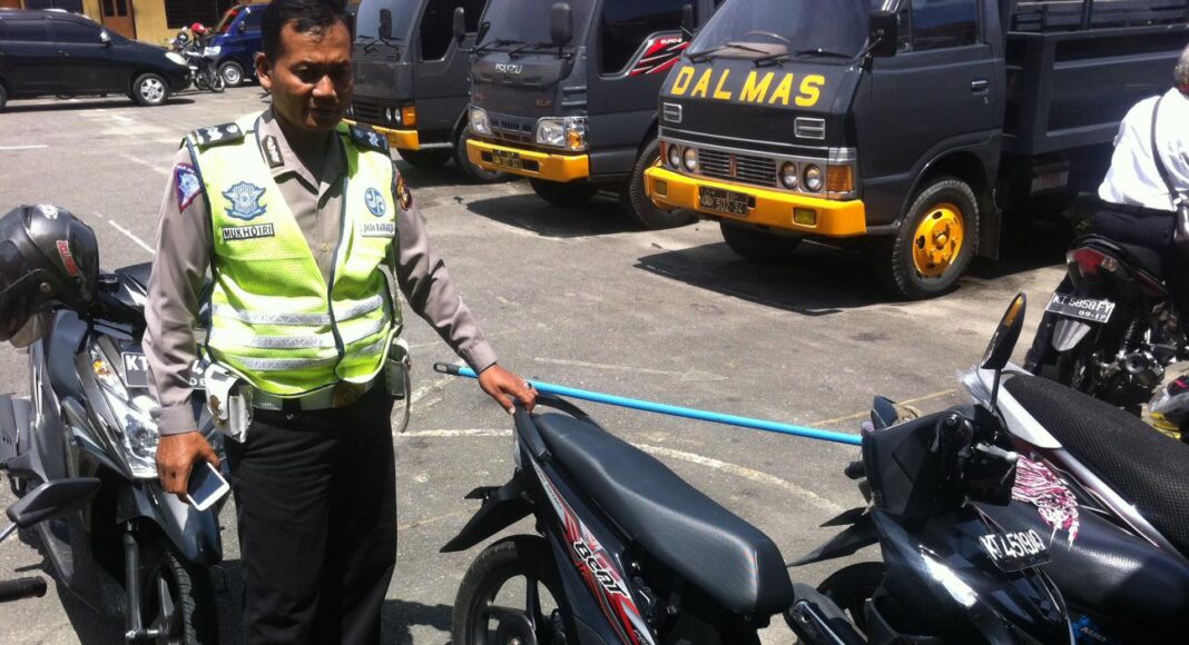 Motor dengan knalpot racing yang digunakan pelaku balap liar. Motor tersebut belum diambil pemiliknya karena ditilang dan diancam denda hingga Rp. 3 Juta (hfa)