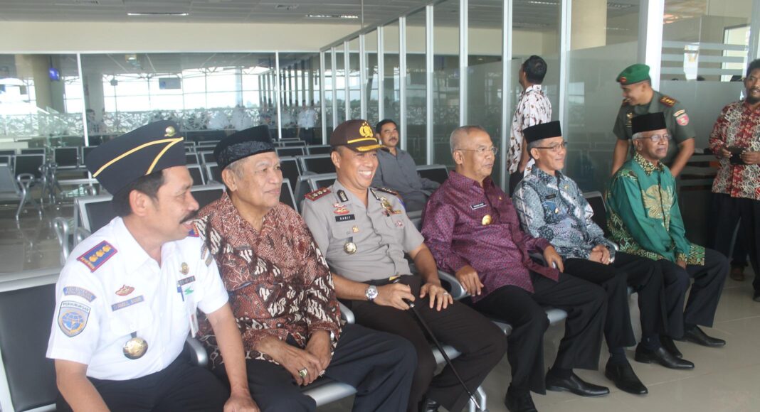 Pj Gubernur Triyono, Ka Bandara, Walikota, FKPD dan tokoh masyarakat saat mencoba kursi calon penumpang di ruang tunggu keberangkatan Bandara Baru Juwata Tarakan (hfa)