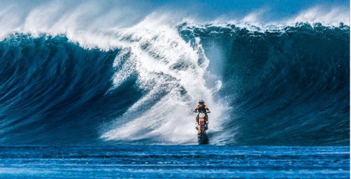 Heboh Video Robbie Maddison Berselancar Dilaut Pakai Motor Trail Modifikasi