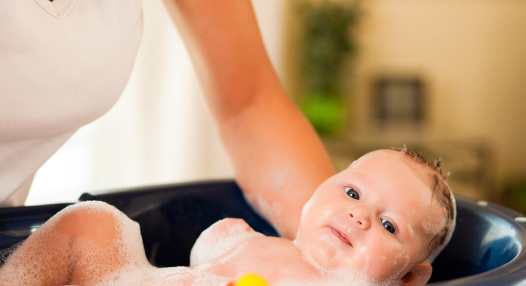 Cara Memandikan Bayi Baru Lahir dengan Spons atau Lap Basah Ilustrasi Bayi Mandi