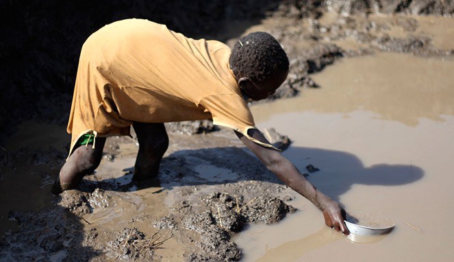 Anak di Sudan manfaatkan air keruh untuk keperluannya