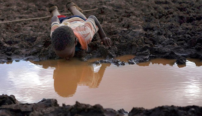 Bocah di Ethiopia harus merasakan air yang bercampur dengan lumpur.