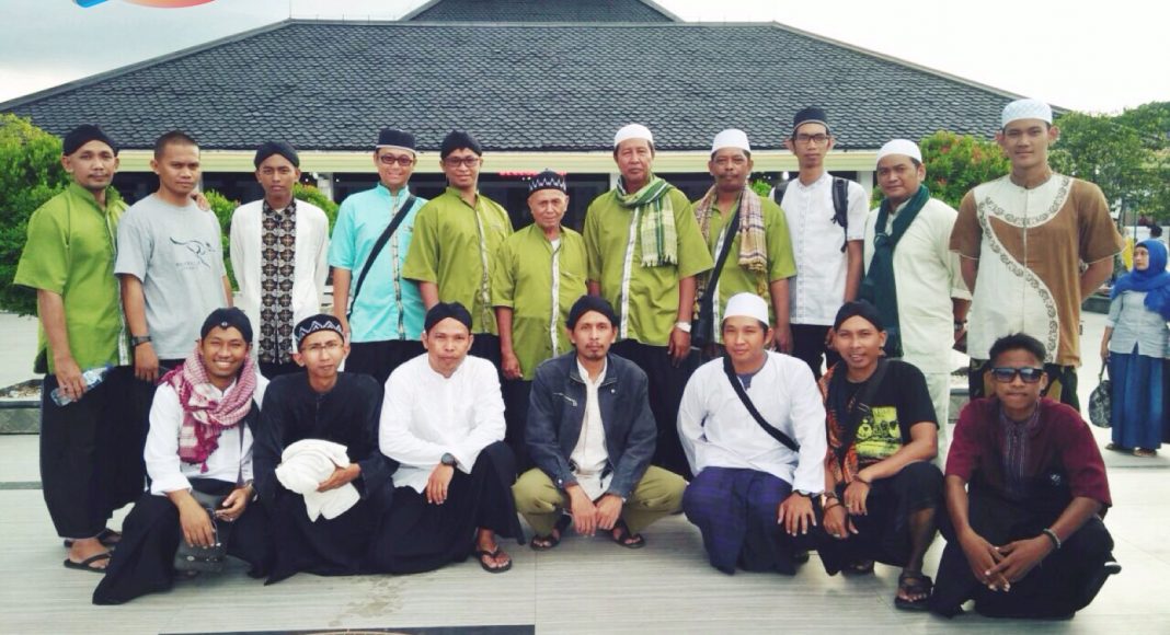 peserta tour saat berada di Masjid Agung Demak
