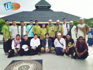 peserta tour saat berada di Masjid Agung Demak