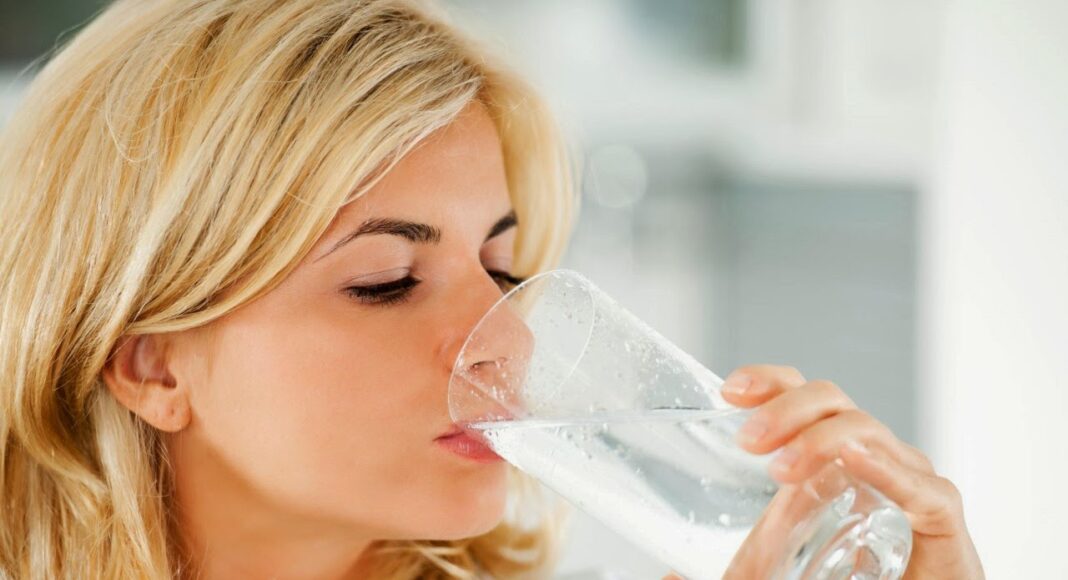 Tips Minum Air Putih 2-4-2 Cara Sehat Berpuasa Ilustrasi Minum Air Putih