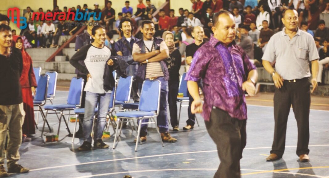 Wakil Walikota Khaerudin Arief saat menendang bola tanda dimulainya TSC Cup III