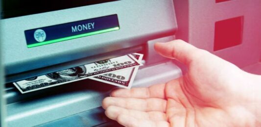 Apakah Tarif Dari Tarik Tunai ATM Bersama Kendala Bertransaksi Keuangan ? ilustrasi tarik tunai atm